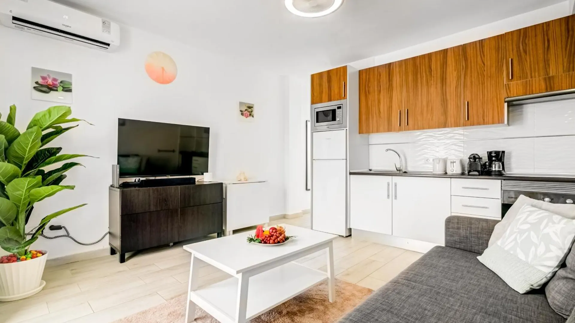 Cosy Apartment With Great View 아데제 0*,